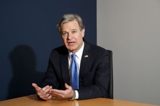 Директор ФБР заявив, що Україна не втручалась в американські вибори