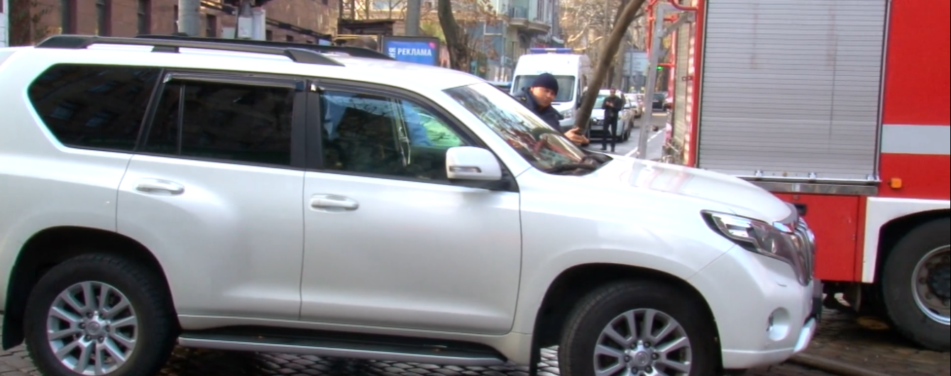 Іномарка нардепа на місці пожежі в Одесі заблокувала дорогу рятувальникам