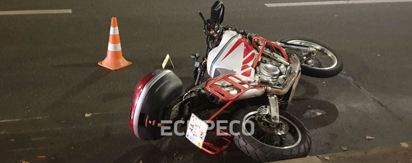 В Киеве мотоциклист насмерть сбил человека