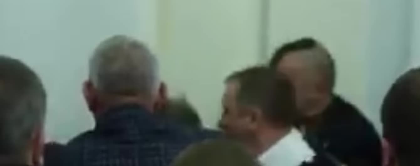 В Верховной Раде после рассмотрения вопроса о рынке земли "свободовцы" подрались со "слугами народа"