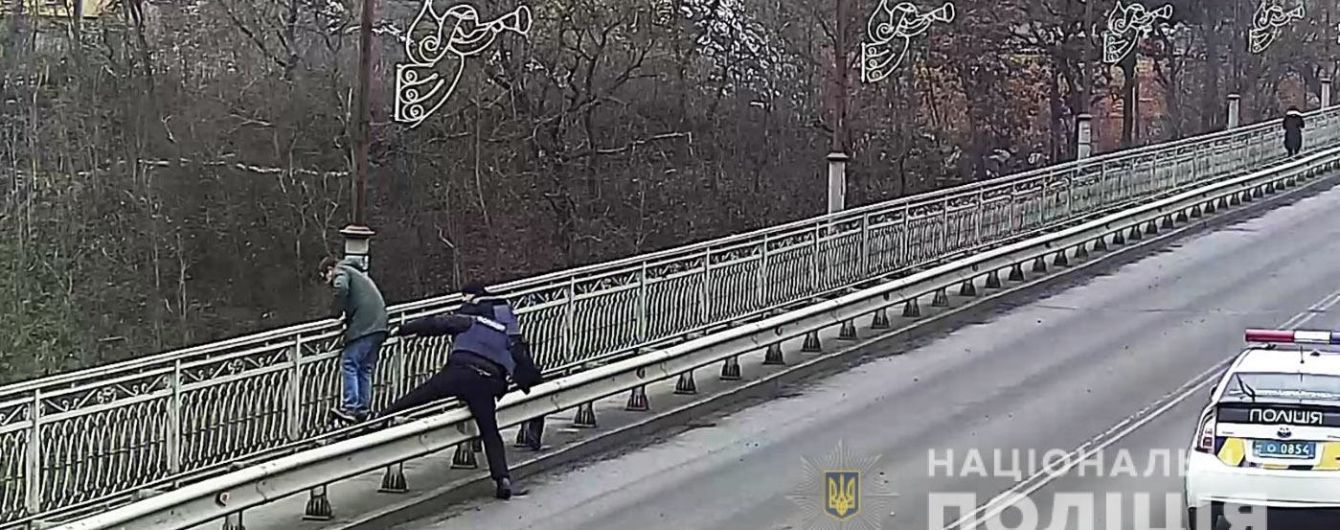 У Кам’янець-Подільську поліцейські не дали молодому чоловіку вчинити самогубство