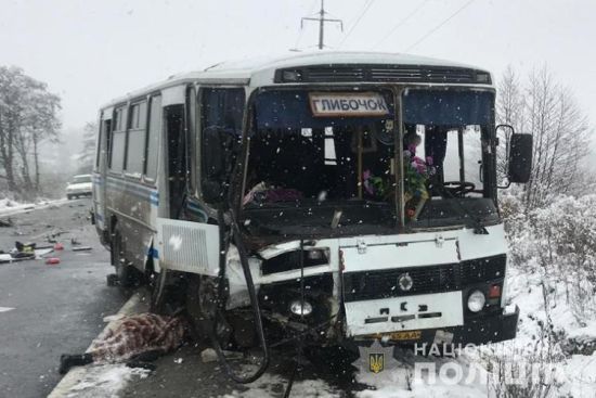 На Тернопільщині зіткнулись автобус та легковик: жінка вилетіла через переднє скло просто під колеса автобуса 