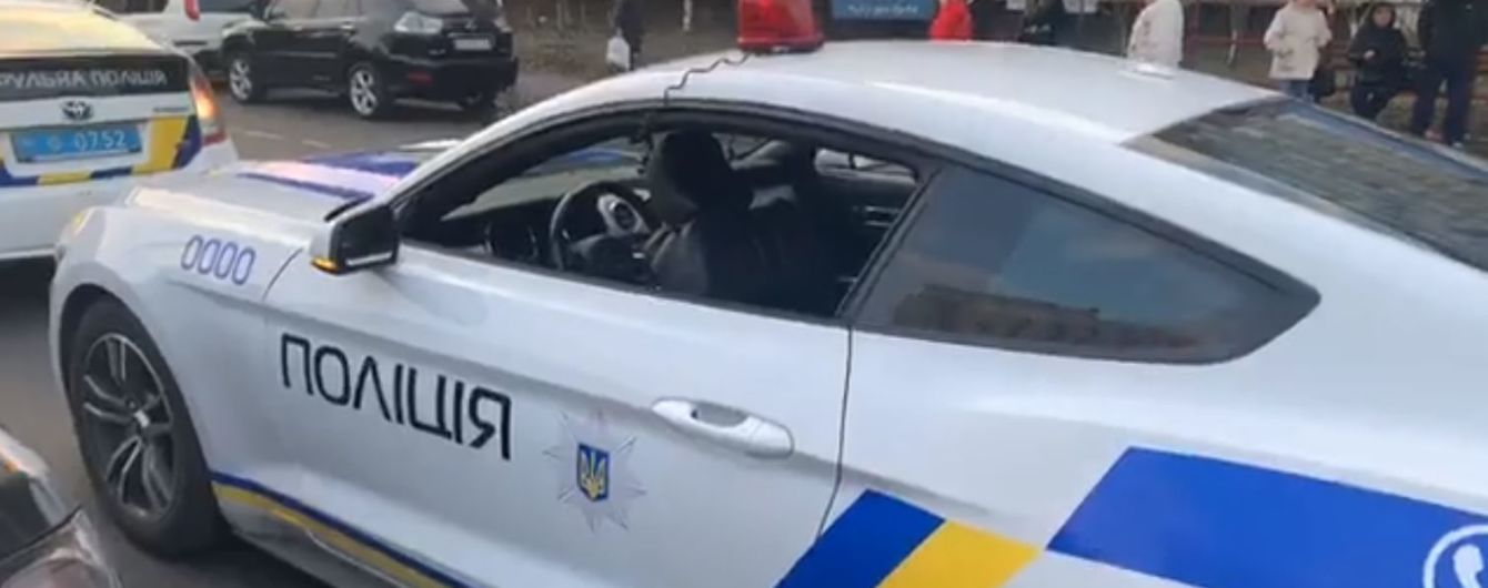 Фейковый патруль: в Киеве парни разрисовали Mustang под полицейское авто и останавливали нарушителей
