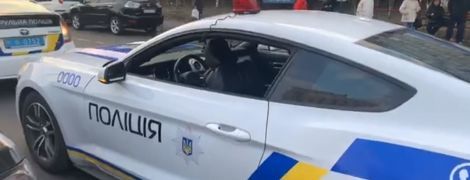 Фейковый патруль: в Киеве парни разрисовали Mustang под полицейское авто и останавливали нарушителей