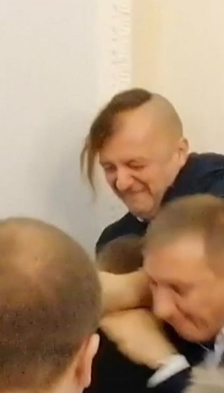 Драка в парламенте: журналисты выложили в соцсеть видео, на котором дерутся депутаты