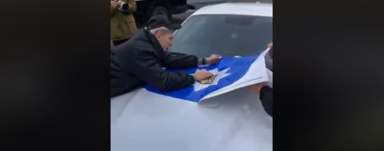 "Это будет жесть": парни из "фейкового патруля" показали, как клеили полицейскую символику на Mustang