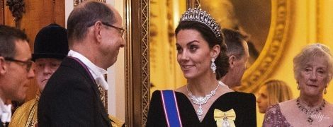 В платье Alexander McQueen и тиаре принцессы Дианы: герцогиня Кембриджская на торжественном мероприятии