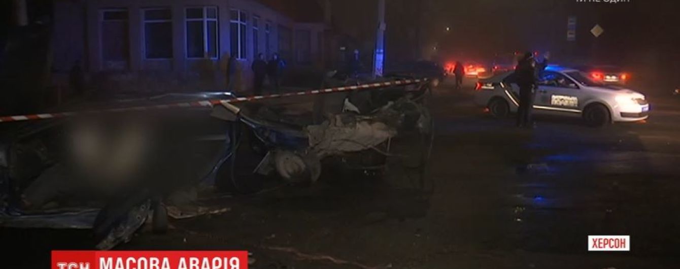 В Херсоне из-за массовой аварии машины превратились в металлолом