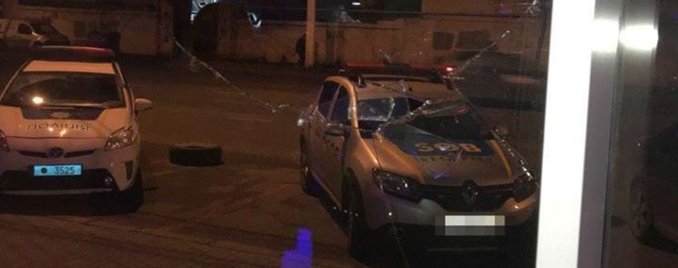 Пьяная одесситка разбила стекло в автосалоне, потому что хотела покататься на машине