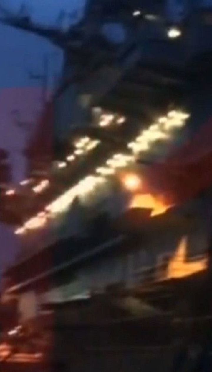 Минимум один погибший и 12 пострадавших - в результате пожара на авианосце "Адмирал Кузнецов"