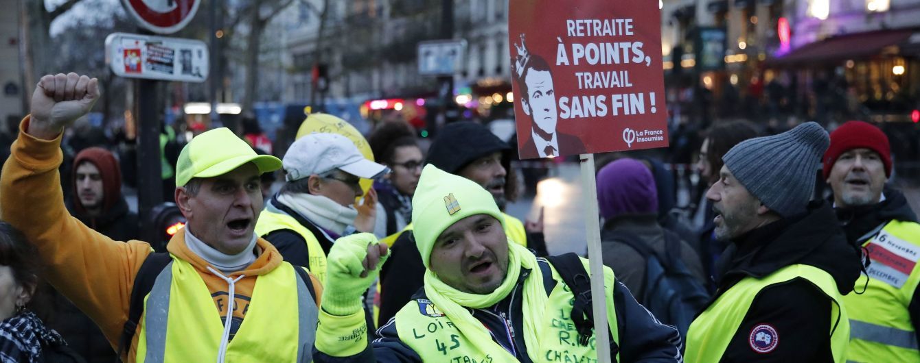 Під тиском протестів уряд Франції тимчасово відмовиться від підвищення пенсійного віку