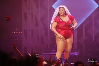 С фатой и в красном боди с декольте: новый лук пышнотелой рэперши Lizzo