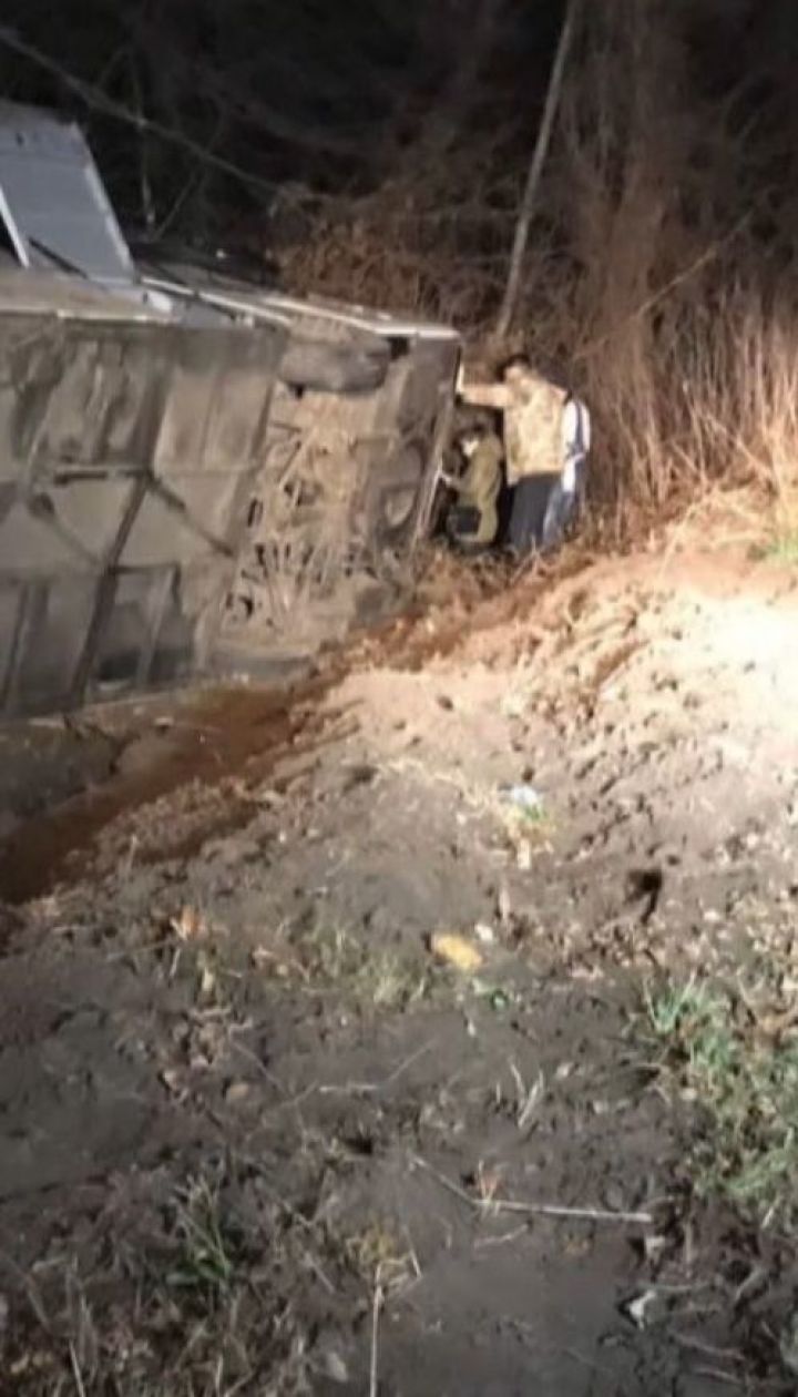 Пассажирский автобус слетел в кювет у Новоград-Волынского: 4 человека получили травмы