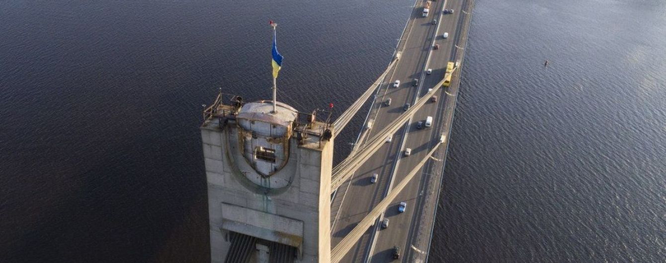 В Киеве в субботу ограничат движение по мосту на Троещину