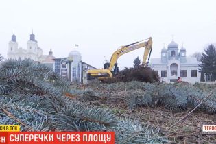 На Тернопольщине металлический забор упал на женщину с ребенком во время строительства площади, ради которой вырезали сквер
