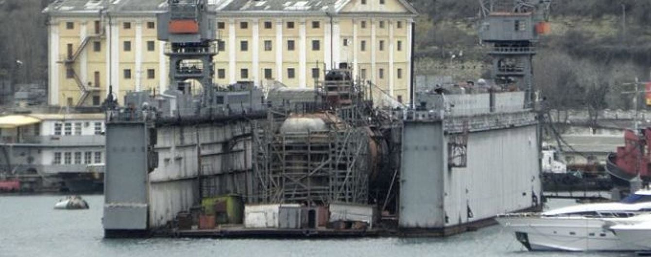 В анексованому Криму затонув плавучий док з підводним човном