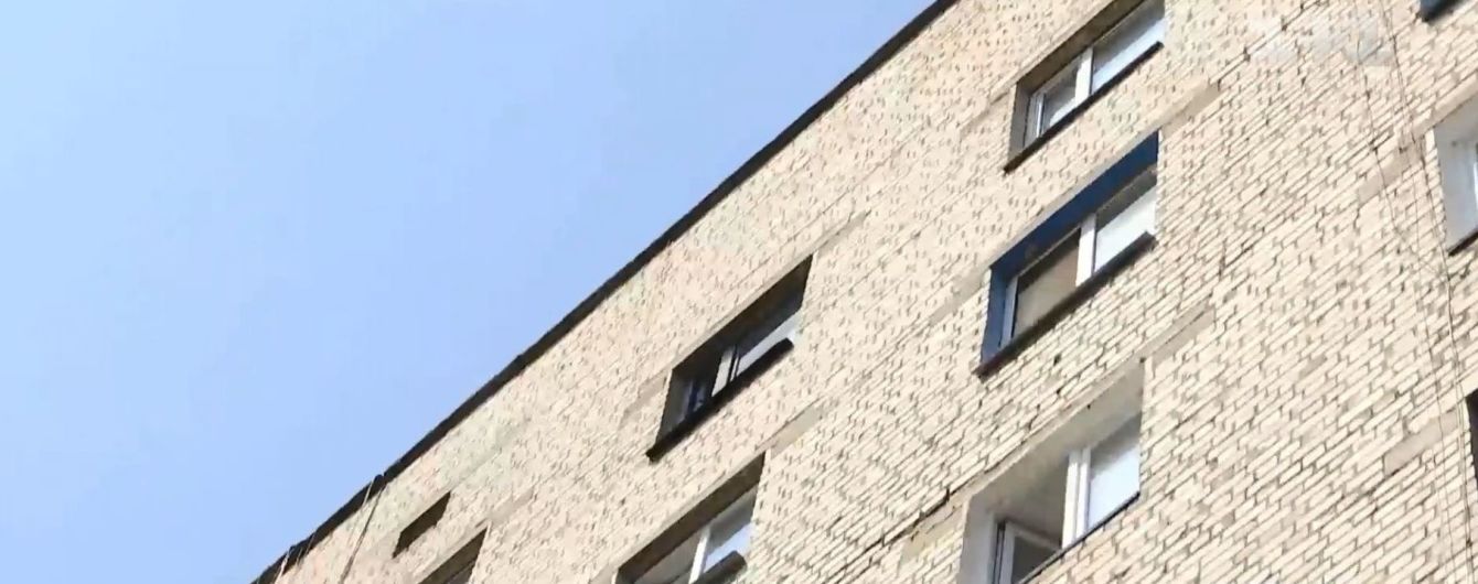 На Житомирщині 1,5-річний малюк випав із вікна 9-го поверху і вижив