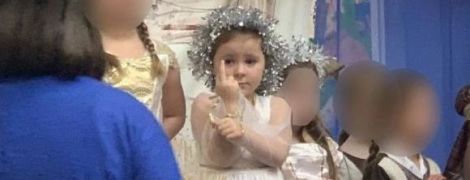 Пятилетняя британка показала средний палец на детском утреннике