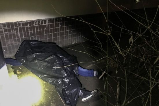 У Києві на Теремках під під’їздом знайшли тіло молодого чоловіка