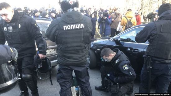 Сльозогінний газ, каміння і зеленка: під Радою сталися сутички між мітингувальниками й поліцейськими
