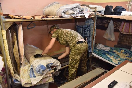 Кабмін просить амністувати 3 тисячі в'язнів, щоб не допустити поширення коронавірусу в тюрмах