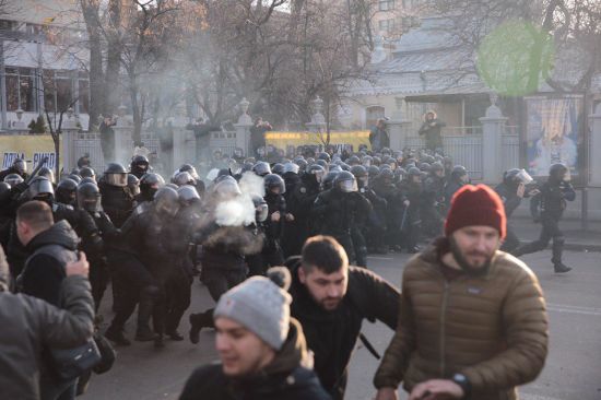 26 затриманих протестувальників і 17 постраждалих копів. У поліції Києва підбили підсумки сутичок під Радою