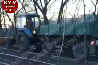 "Новый вид трамвая". В Киеве сняли "рельсового" трактора