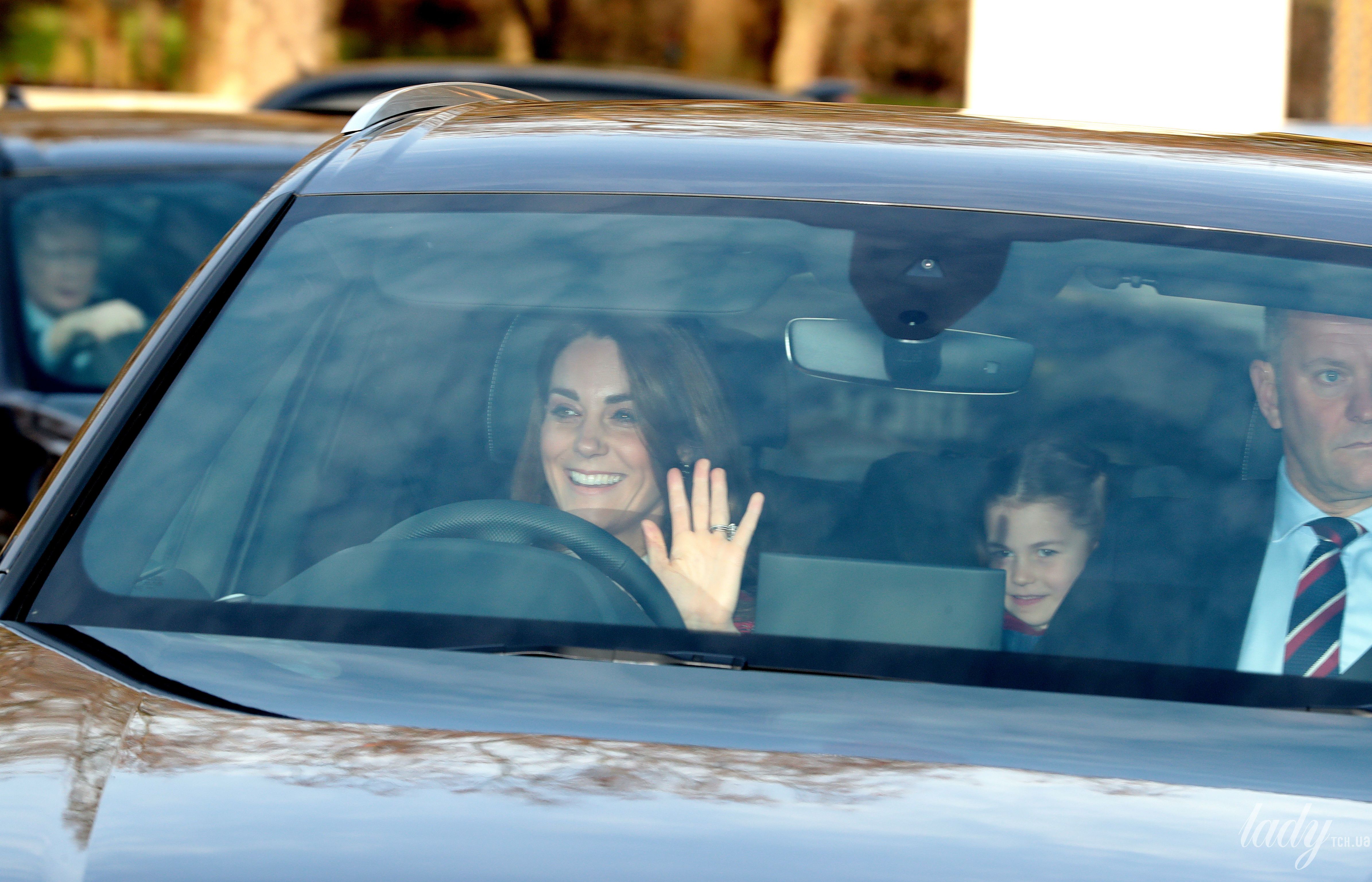 Кейт в машине с матерью. Принц Уильям за рулем. Кейт Миддлтон за рулем. Кейт Миддлтон и принц Уильям папарацци. Принц Уильям папарацци.