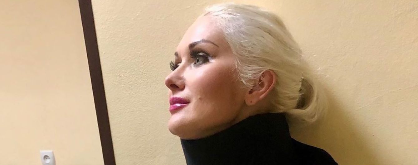 Возмущенная Екатерина Бужинская в головодержателе неожиданно обратилась к Зеленскому