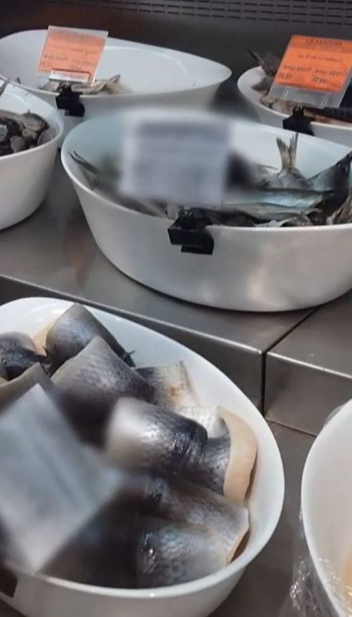 Риба з гельмінтами: жінка придбала в супермаркеті Києва морепродукти з паразитами