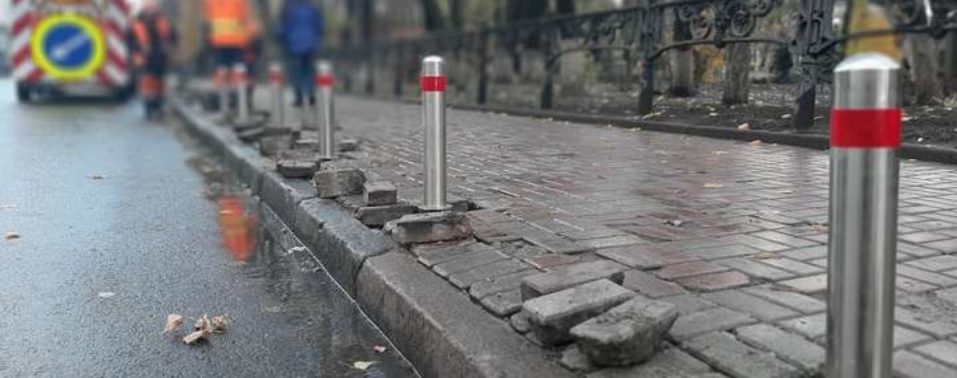 У Києві встановили 3,9 тисячі антипаркувальних стовпців за 2019 рік