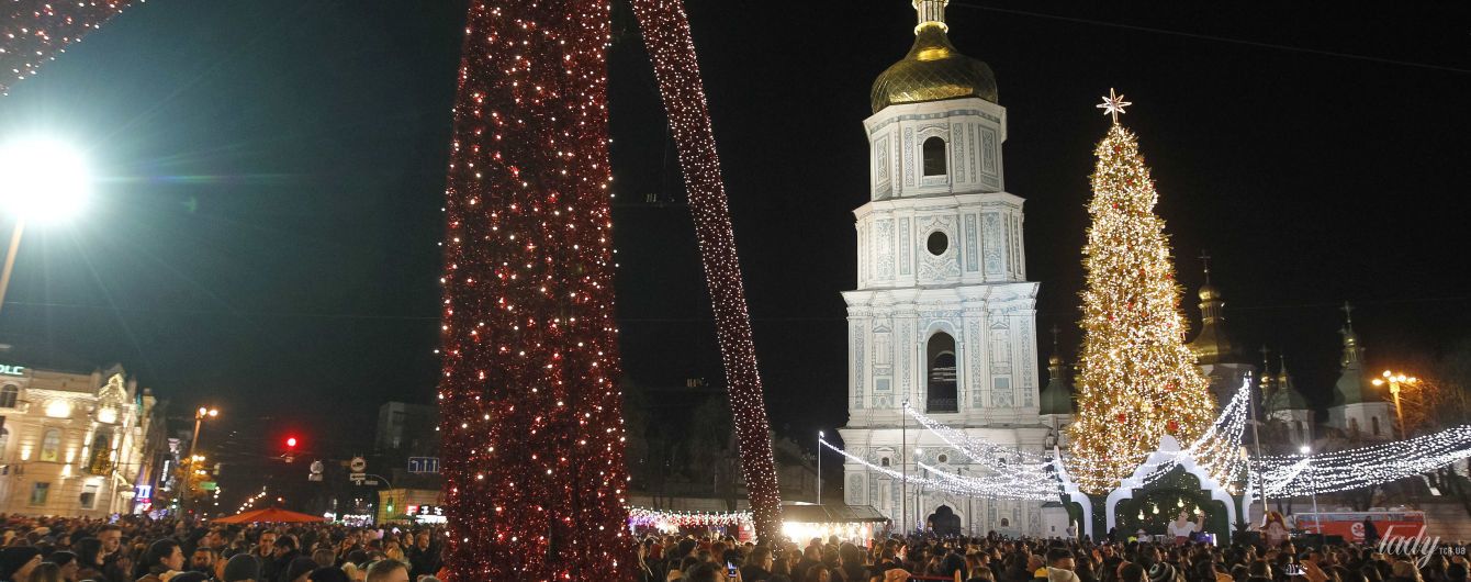 Жовті гірлянди і червоні кулі: у Києві запалили тридцятиметрову головну ялинку
