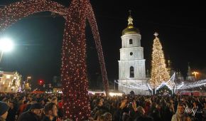 Жовті гірлянди і червоні кулі: у Києві запалили тридцятиметрову головну ялинку