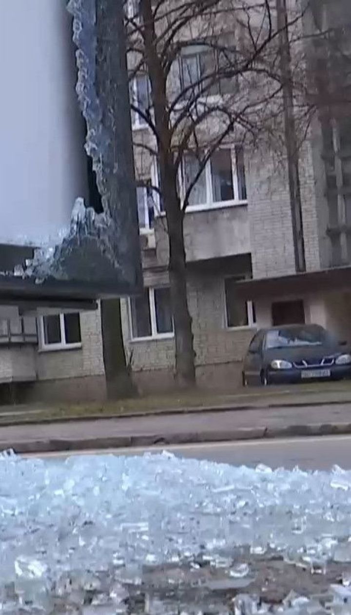 У Львові за одну ніч невідомі розтрощили 4 зупинки громадського транспорту