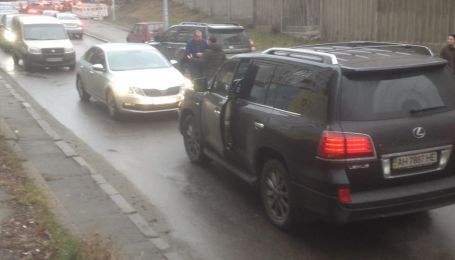 "Я тебя убью". Дерзкий водитель Lexus хотел любой ценой ехать по встречной полосе в Киеве
