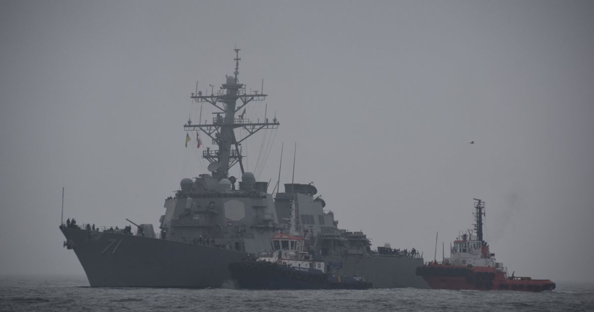 Бомбардировщики РФ в Черном море "атаковали" американский эсминец