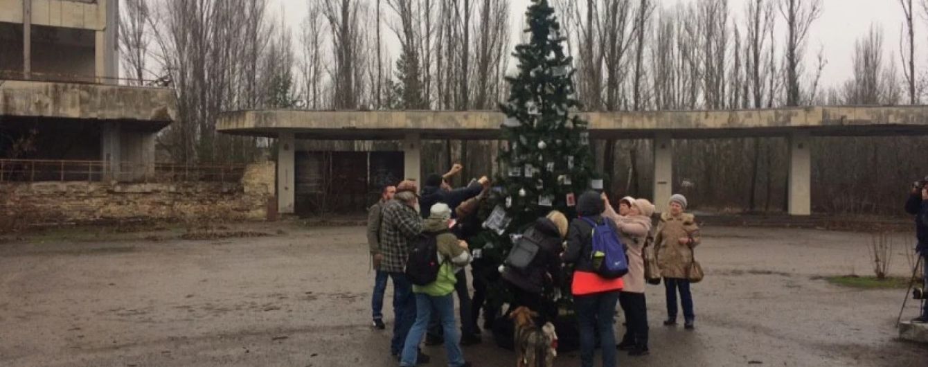 У центрі Прип’яті вперше з року Чорнобильської катастрофи встановили святкову ялинку