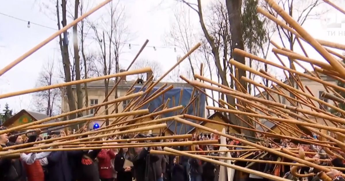 В Івано-Франківську встановили трембітовий рекорд. Одночасно грали півтори сотні інструментів