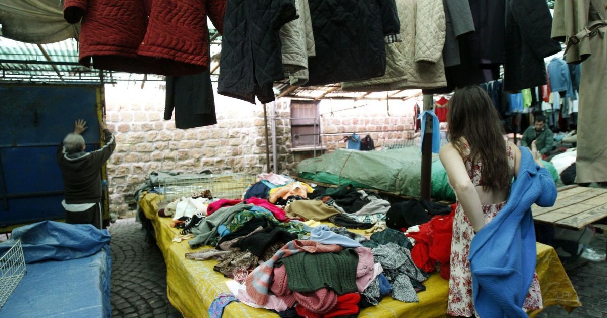 Штурм "секонд-хенда" в Полтаве: охранник необычным способом сдерживал ошалевшую толпу (видео)