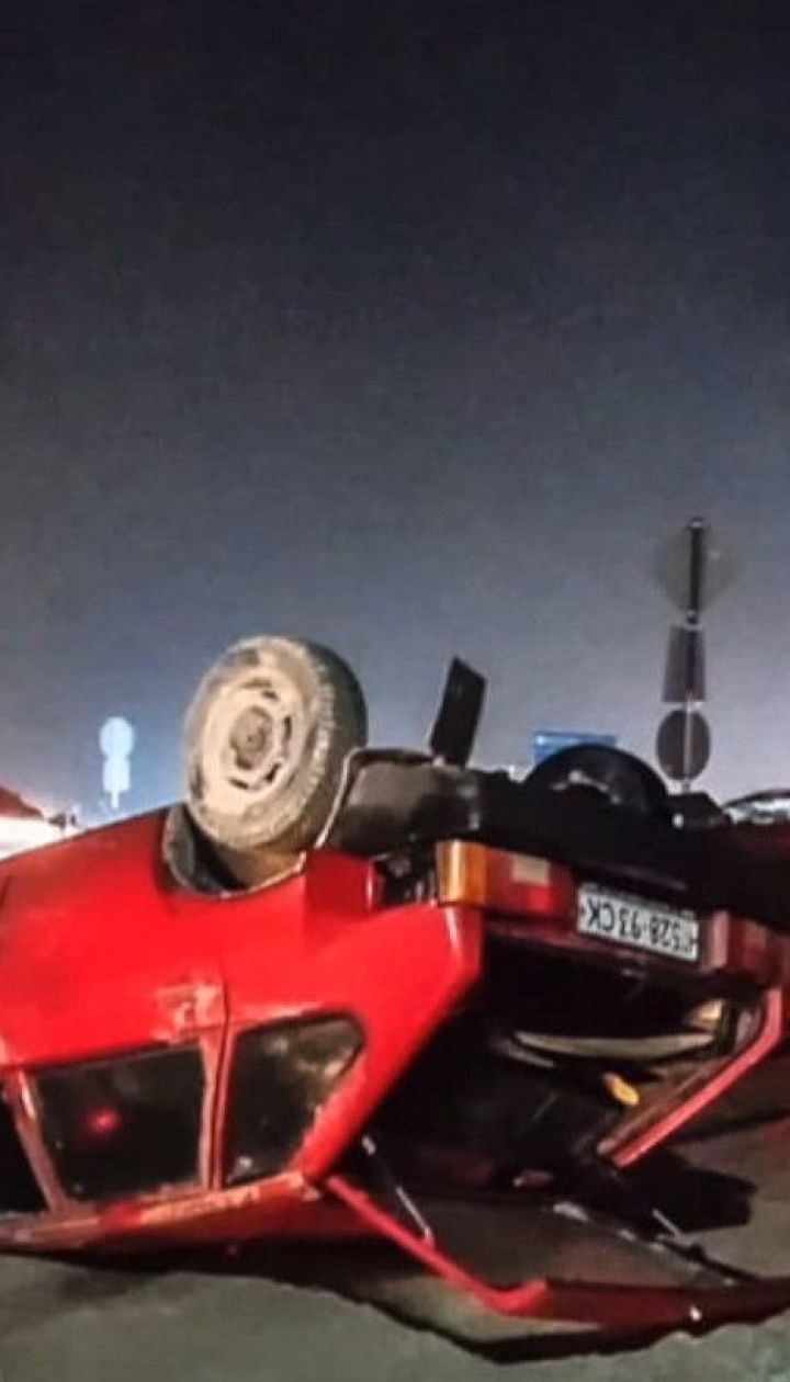 Влетел в кучу песка: в Днепропетровской области автомобиль попал в ДТП из-за темноты и густого тумана