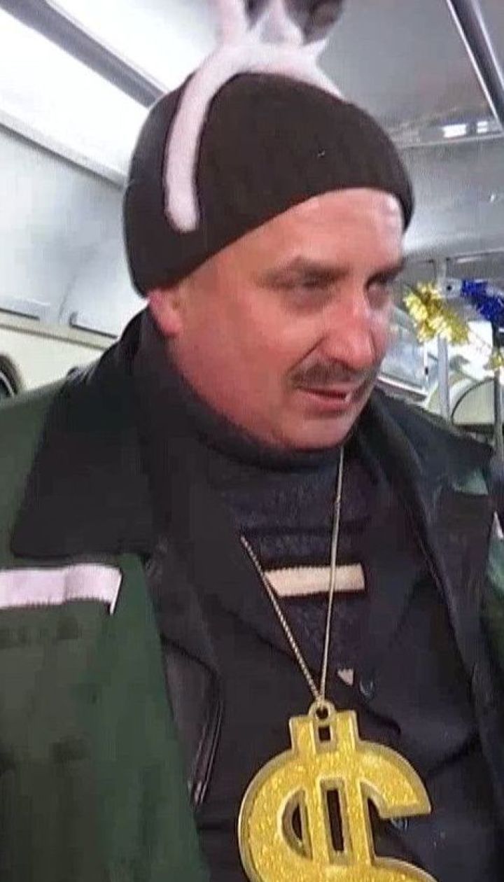 Музичний трамвай курсував Києвом: як ТСН з колядками та піснями возила людей на роботу