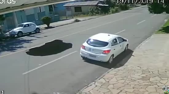 У Бразилії легковик провалився у карстову вирву посеред дороги. Відео