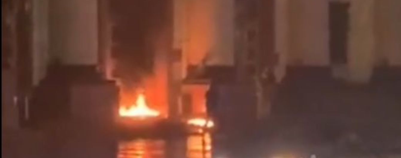 У Харкові підпалили двері облдержадміністрації
