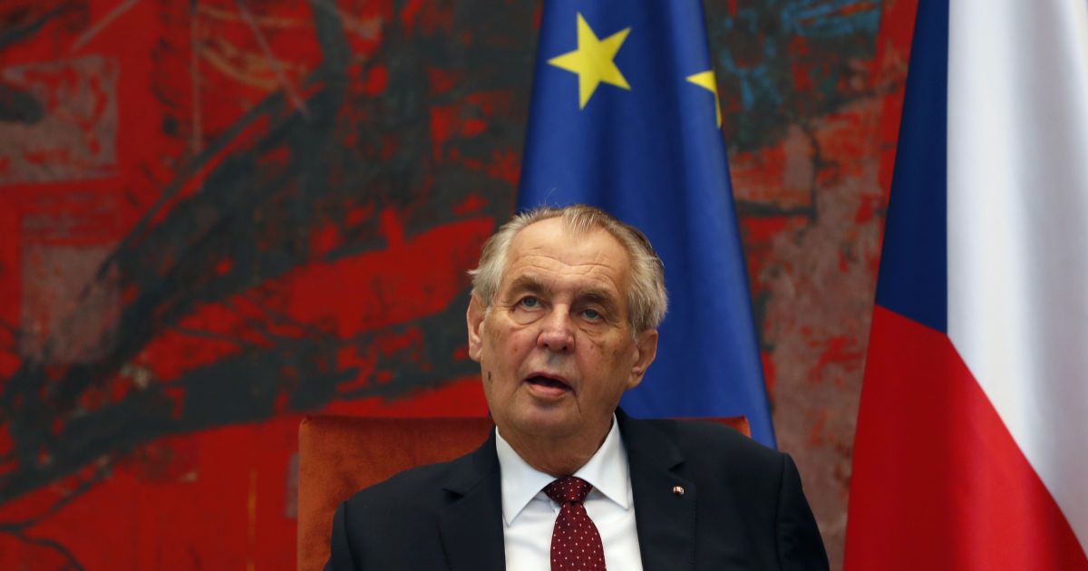 Президент Чехії Земан заявив, що буде пересуватися в інвалідному кріслі