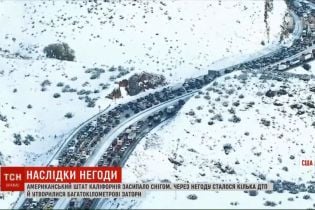 В теплой Калифорнии заснежило: в пробках остановились тысячи автомобилей