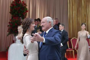 Лукашенко і бал: президент Білорусі вальсував з ефектною телеведучою