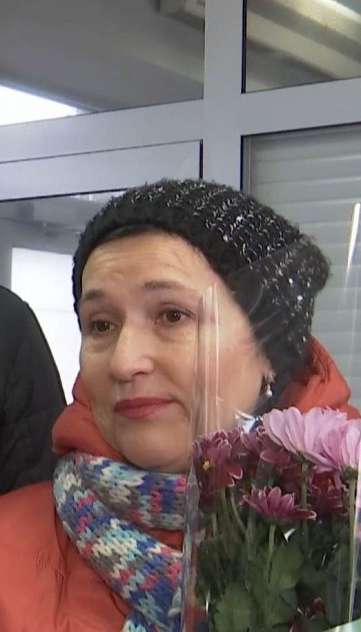 Родственники, друзья и боевые товарищи пришли в аэропорт Борисполя встречать освобожденных пленных