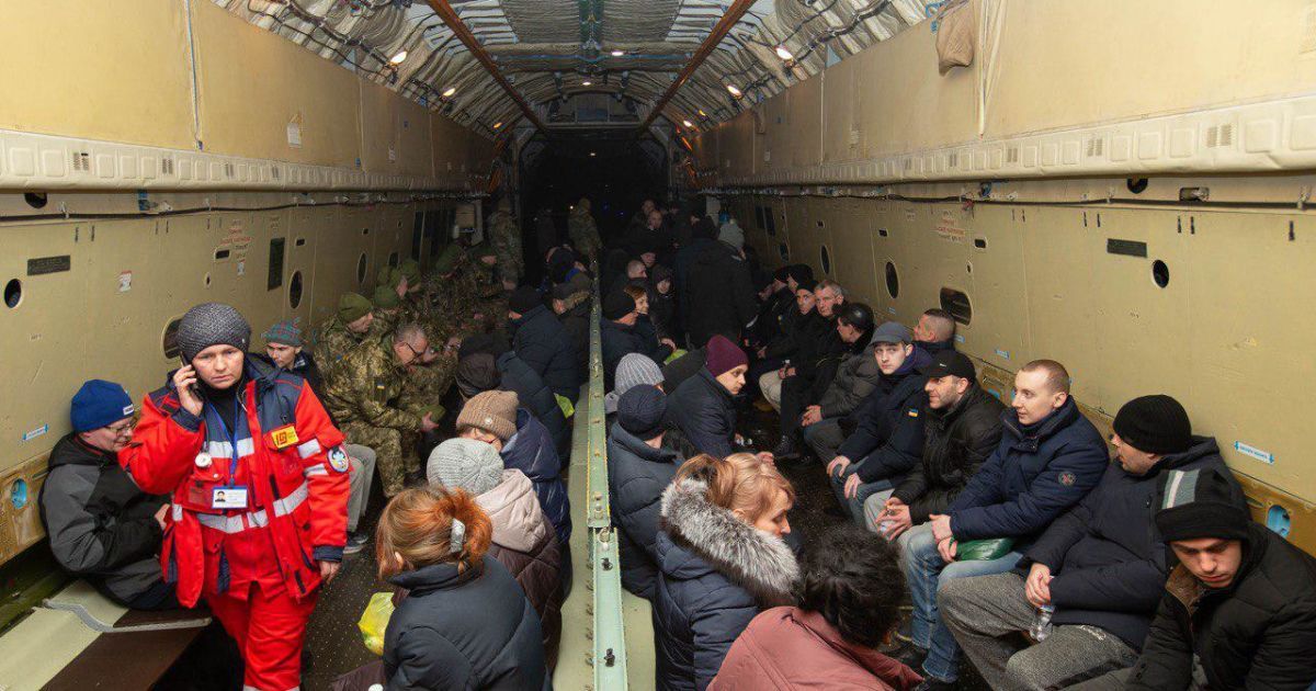 В Борисполе приземлился самолет с освобожденными пленными украинском