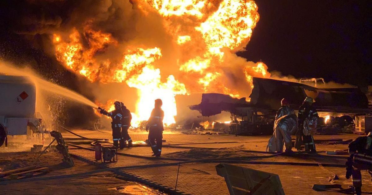 В Южной Корее загорелось и взорвалось грузовое судно, пострадали моряки
