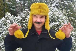 В яркой шапке-ушанке: Павел Зибров похвастался новогодним подарком